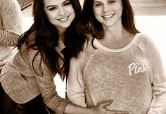 Aktorė ir dainininkė Selena Gomez su mama Mandy