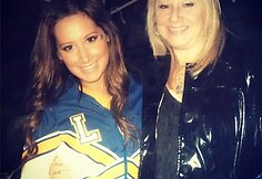 Aktorė ir dainininkė Ashley Tisdale su mama Lisa