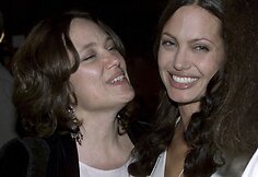 Aktorė Angelina Jolie su mama Marcheline Bertrand