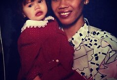 Manekenė Chrissy Teigen su mama