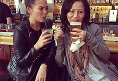 Manekenė Chrissy Teigen su mama