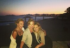 Aktorė ir dainininkė Hilary Duff su mama Susan ir seserimi Haylie