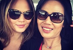 Manekenė Chrissy Teigen su mama