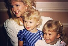 Paris ir Nicky Hilton su mama Kathy