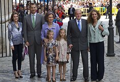 Ispanijos karališkoji šeima (iš kairės): princesė Letizia, princas Felipe, karalienė Sofia, princesė Sofia, princesė Leonor, karalius Juanas Carlosas ir princesė Elena