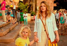 Drew Barrymore ir Alyvia Alyn Lind komedijoje &bdquo;Kartu ne savo noru&ldquo; 