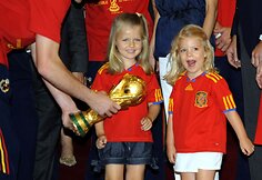 Futbolininkas Ikeras Casillasas su princesėmis Leonor ir Sofia 2010-aisiais