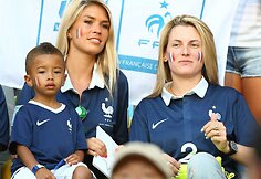 Rio Mavubos žmona Elodie su sūnumi Tiago ir Mathieu Debuchy žmona Ludivine