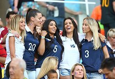 Prancūzijos futbolininkų žmonos Fiona Cabaye, Fanny Remy, Mazda Magui, Ludivine Sagna ir Sandra Evra
