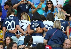 Prancūzijos futbolininkų žmonos Fanny Remy, Fiona Cabaye, Mazda Magui, Ludivine Sagna ir Sandra Evra