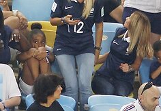 Prancūzijos futbolininkų žmonos stebi varžybas