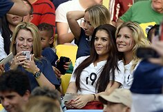 Paulo Pogba draugė Camille Tytgat ir Raphaelio Varane draugė
