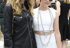 Dakota Johnson ir Kristen Stewart