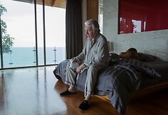 Robertas Gustafssonas filme „Šimtametis, kuris išlipo pro langą ir dingo“