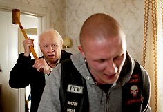 Robertas Gustafssonas filme „Šimtametis, kuris išlipo pro langą ir dingo“