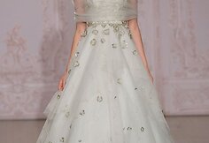 &bdquo;Monique Lhuillier&ldquo; kolekcijos modelis