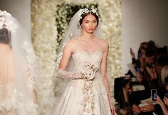 &bdquo;Reem Acra&ldquo; kolekcijos modelis