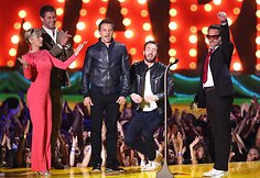 Scarlett Johansson, Chrisas Hemsworthas, Jeremy Renneris, Chrisas Evans ir Robertas Downey jaunesnysis
