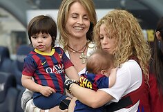 Shakira su Gerard'o Pique mama Montserrat ir sūnumis Milanu bei Sasha