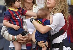 Shakira su Gerard'o Pique mama Montserrat ir sūnumis Milanu bei Sasha