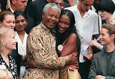 Nelsonas Mandela ir Naomi Campbell (1998 m.)
