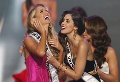 Olivia Jordan ir 2014-ųjų &bdquo;Mis Visata&ldquo; Paulina Vega