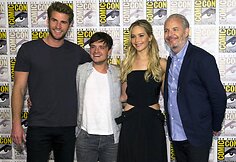 &bdquo;Bado žaidynių&ldquo; režisierius Francis Lawrence'as (de&scaron;inėje) su filmo aktoriais Liamu Hemsworthu, Joshu Hutchersonu ir Jennifer Lawrence