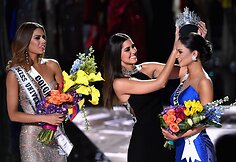 Paulina Vega perduoda karūną Piai Alonzo Wurtzbach i&scaron; Filipinų