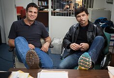 Žurnalistas Mike'as Rezendesas ir jį filme &bdquo;Sensacija&ldquo; įkūnijęs aktorius Markas Ruffalo