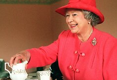 Karalienė Elizabeth II (1999 m.)