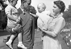 Karalienė Elizabeth II ir princas Philipas su vaikais Charlesu ir Anne (1951 m.)