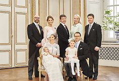 &Scaron;vedijos princesė Victoria ir princas Danielis su vaikais Estelle ir Oscaru bei jo krik&scaron;tatėviai (i&scaron; kairės): Oscaras Magnusonas, &Scaron;vedijos princesė Madeleine, Danijos princas Frederikas, Norvegijos princesė Mette-Marit ir Hansas Astromas
