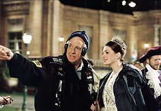 Garry Marshallas ir Anne Hathaway juostos &bdquo;Princesės dienora&scaron;tis 2: Karali&scaron;kosios sužadėtuvės&ldquo; filmavime (2004 m.)
