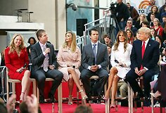 Donaldas Trumpas su žmona Melania ir vaikais (i&scaron; kairės) Tiffany, Ericu, Ivanka ir Donaldu jaunesniuoju