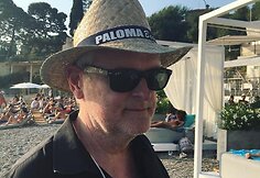 &bdquo;Meistras. Režisierius: Jamesas Foley. Ant skrybėlės turėtų būti užra&scaron;yta &bdquo;Greičiau mane pabučiuok&ldquo;