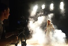 Ingrida Čenkutė Mindaugo Mickevičiaus-Mino vaizdo klipo &bdquo;Ant pir&scaron;tų galiukų&ldquo; filmavime