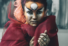 „Fit Model“ dalyvė meno performanse