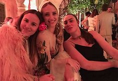 Dianna Agron (centre)