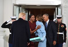 Donaldas Trumpas, Michelle Obama, Melania Trump ir Barackas Obama