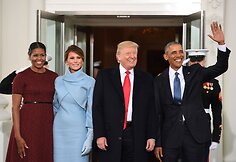 Michelle Obama, Melania Trump, Donaldas Trumpas ir Barackas Obama