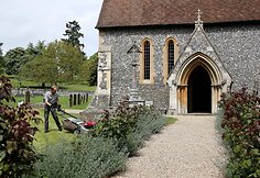 Pjaunama žolė prie &Scaron;v. Morkaus bažnyčios Berk&scaron;yre, kur tuoksis Pippa Middleton ir Jamesas Matthewsas
