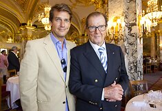 Rogeris Moore'as su sūnumi Christianu (2016 m.)