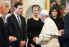 Jaredas Kushneris, Ivanka Trump, Melania Trump ir popiežius Pranci&scaron;kus