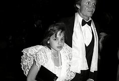 Angelina Jolie su tėvu Jonu Voightu (1986 m.)