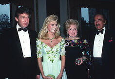 Donaldas Trumpas su pirmąja žmona Ivana Trump ir tėvais Mary Anne bei Fredu Trumpais (1989 m.)