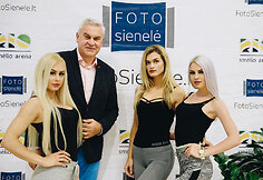 Gintaras Vidmantas su „Girls Only“ šokėjomis