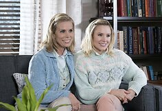 Cheryl Hines ir Kristen Bell komedijoje &bdquo;Blogos mamos ir jų Kalėdos&ldquo;