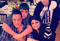 Victoria Ruffo su vyru Omaru Fayadu ir dvyniais Anuaru bei Victoria