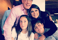Victoria Ruffo su vyru Omaru Fayadu ir dvyniais Anuaru bei Victoria