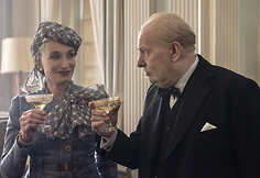 Kristin Scott Thomas ir Gary Oldmanas filme &bdquo;Tamsiausia valanda&ldquo;